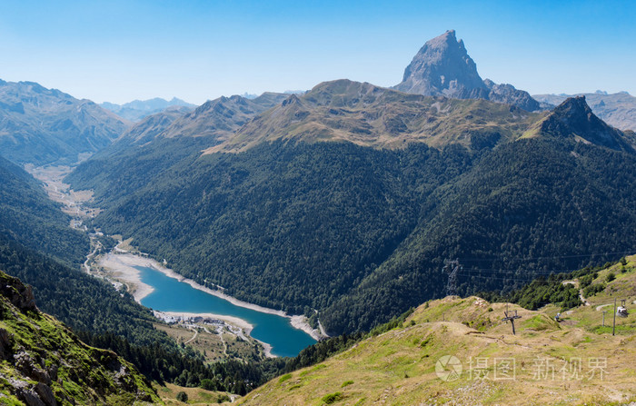 在与湖比利牛斯山风景