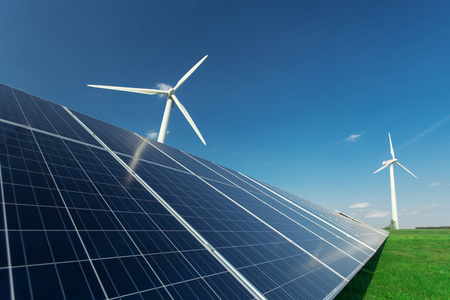 风车和太阳能电池板在蔚蓝的天空,在白天照片