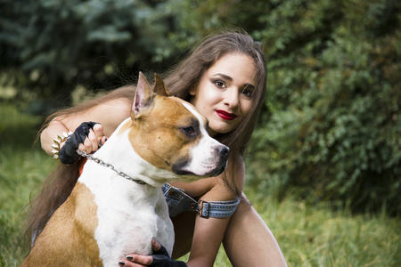 漂亮的女孩和斯塔福郡梗犬图片