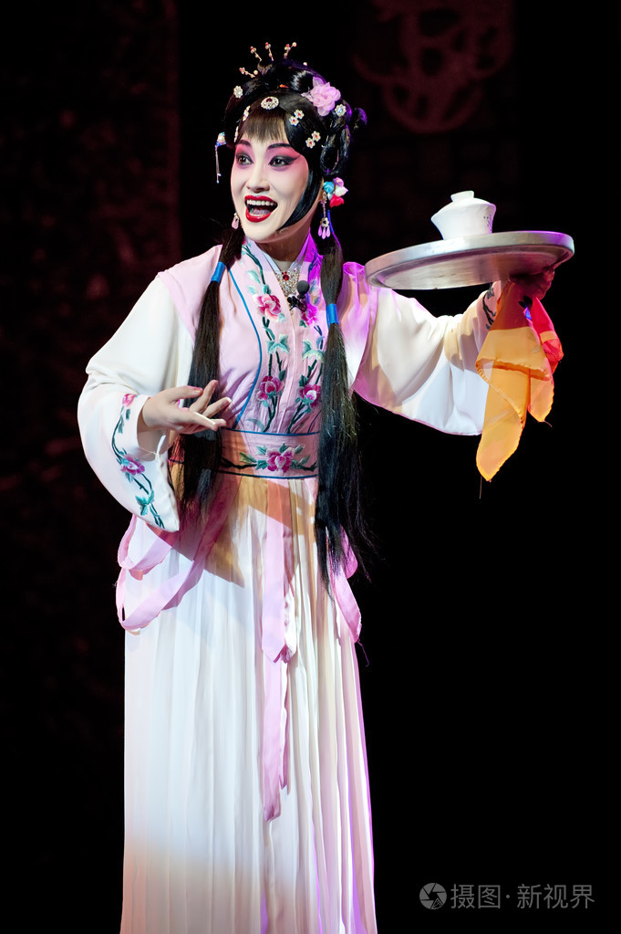 漂亮中国戏曲演员执行与传统服饰的舞台上
