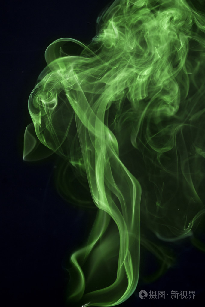 在黑色背景上烟抽象绿色图