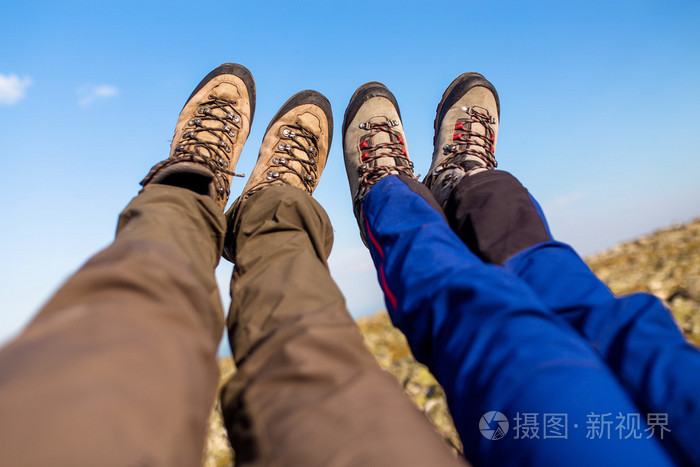 两个徒步旅行者把他们的脚和休息