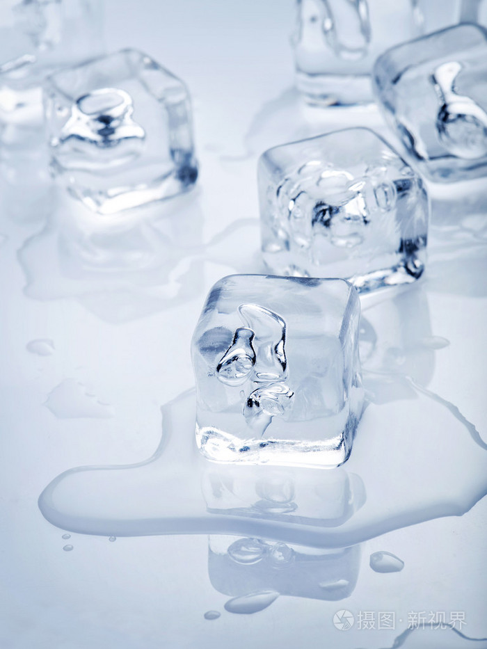 在白色背景上的冰的融化的碎片