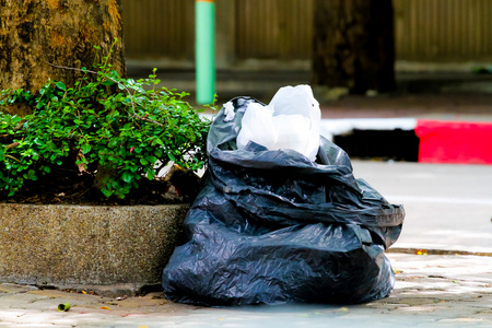 黑色的塑料袋垃圾照片