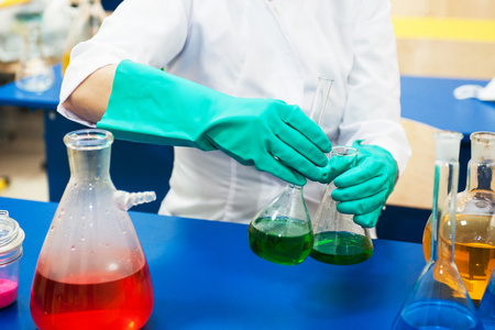 在化学实验室中的实验照片