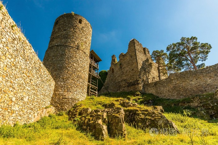 荒原中的古堡和塔与几个岩石