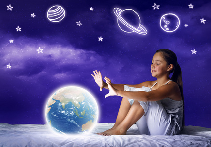 睡觉前做梦的女孩照片