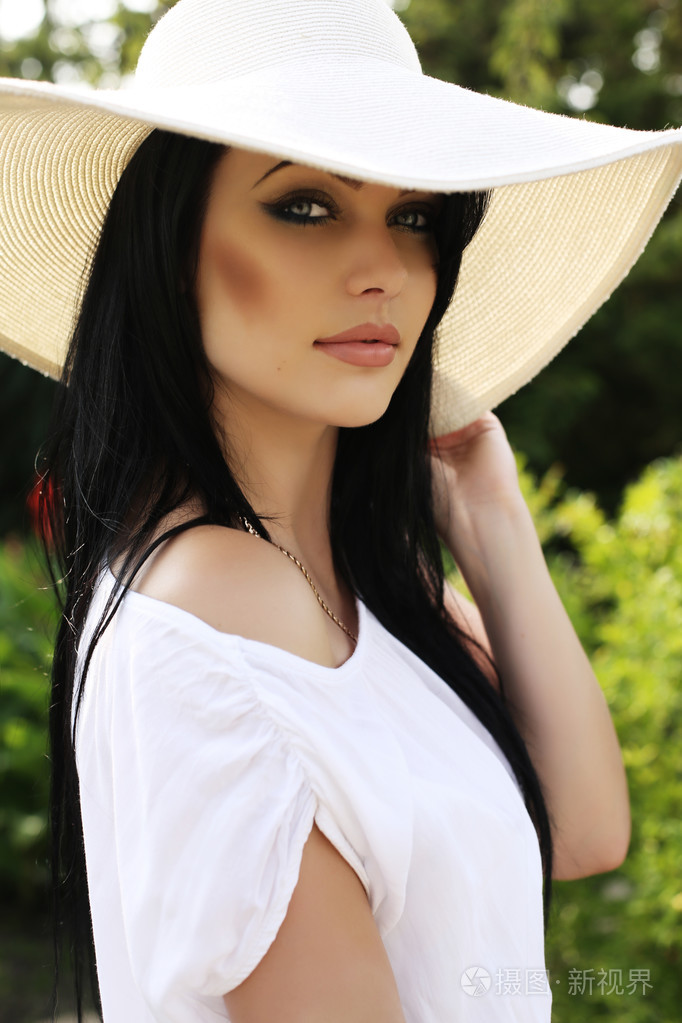 黑头发中优雅服装华丽性感的女人