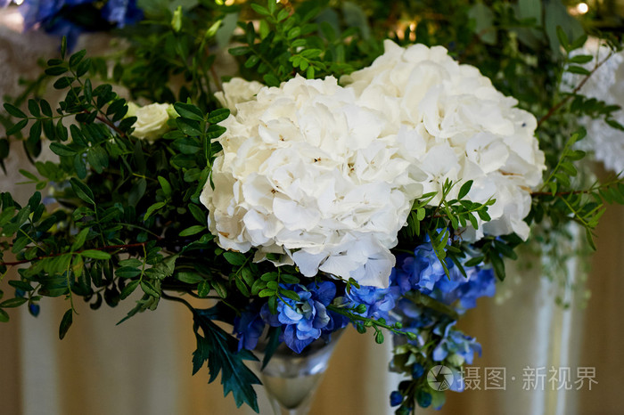 婚礼的表装饰的白色和蓝色的绣球花