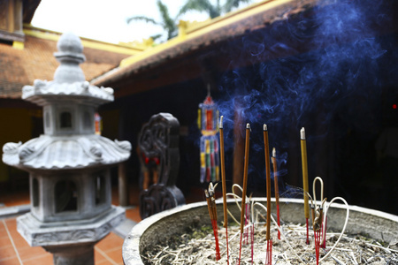 越南佛教寺庙烧香照片