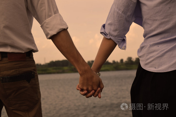 有的夫妇牵手, 而步行