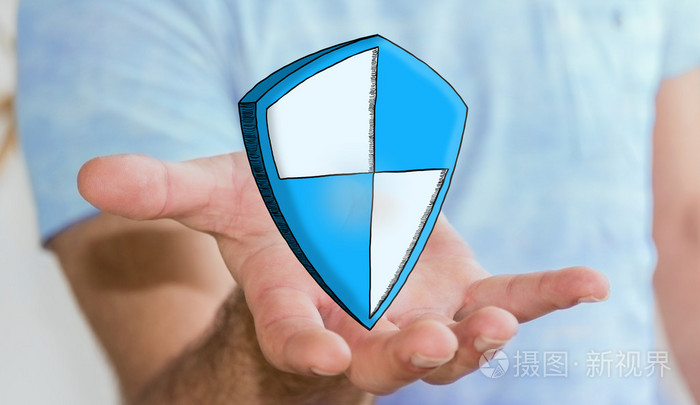 男子手持手绘制的盾安全保护图标