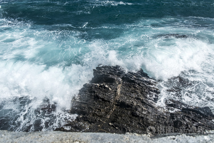 在 Colliure 海岸波浪