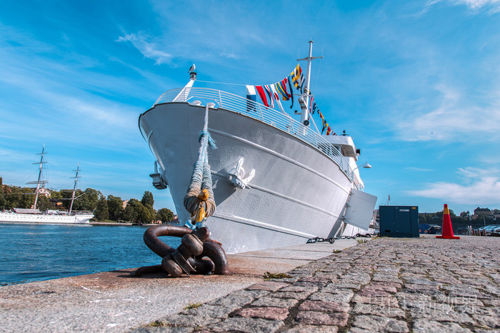 现代船靠在斯德哥尔摩