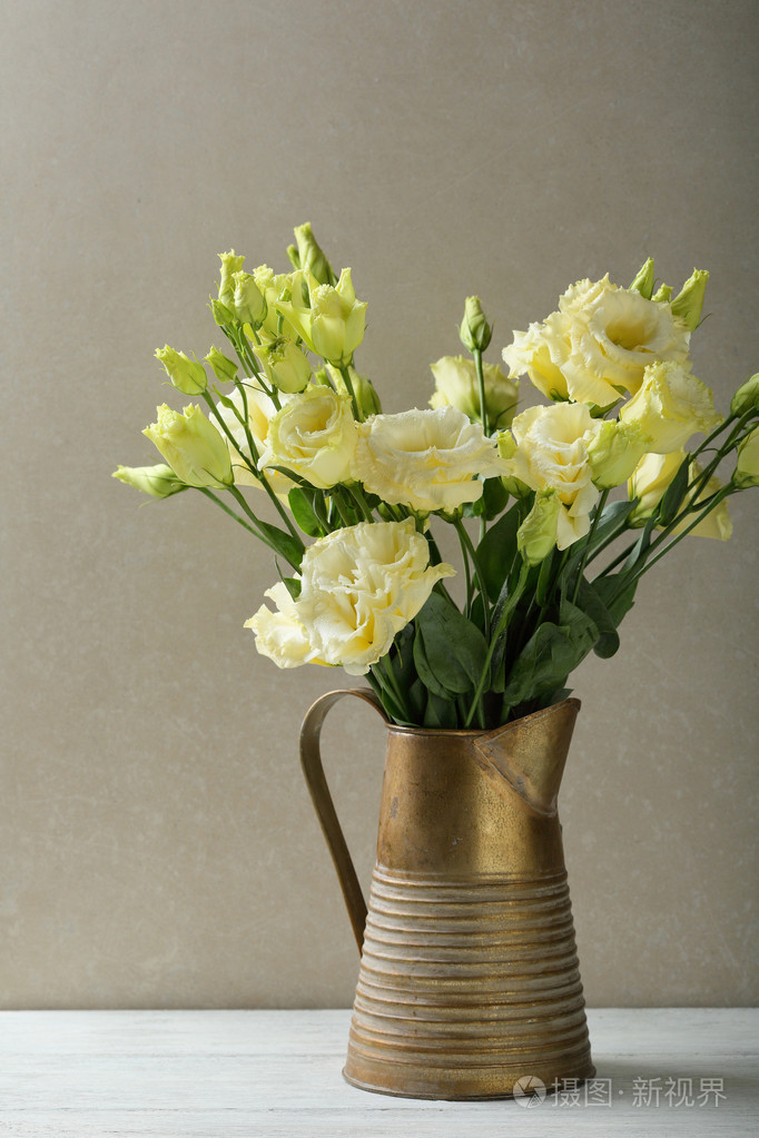 桔梗花在花瓶里