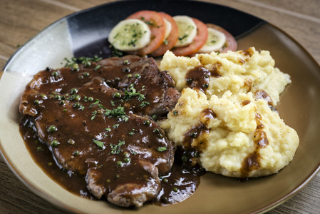 马铃薯泥与肉汁酱牛肉牛排餐图片