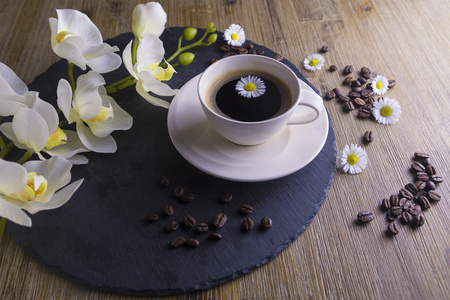 从杯红茶与黑色和棕色的背景而成的作品.