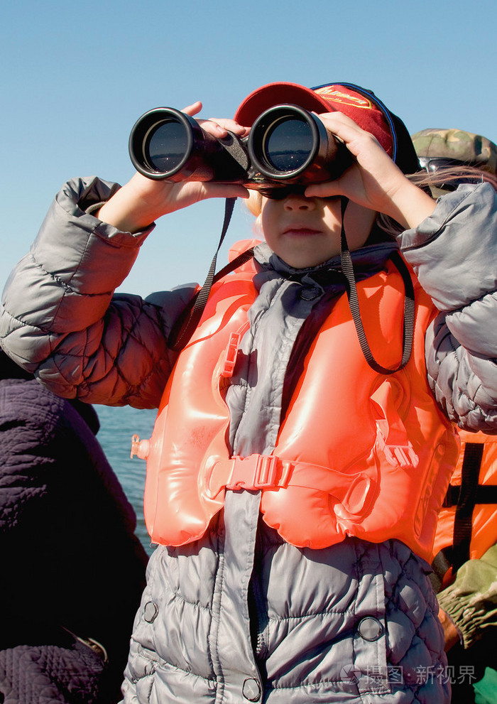 透过望远镜看的女孩照片-正版商用图片1pyd9l-摄图新视界