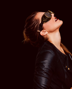 美丽的蒸汽朋克女人侧面肖像抬头照片