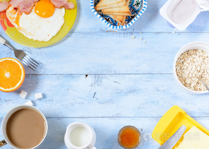 在一个木制的背景背景早餐