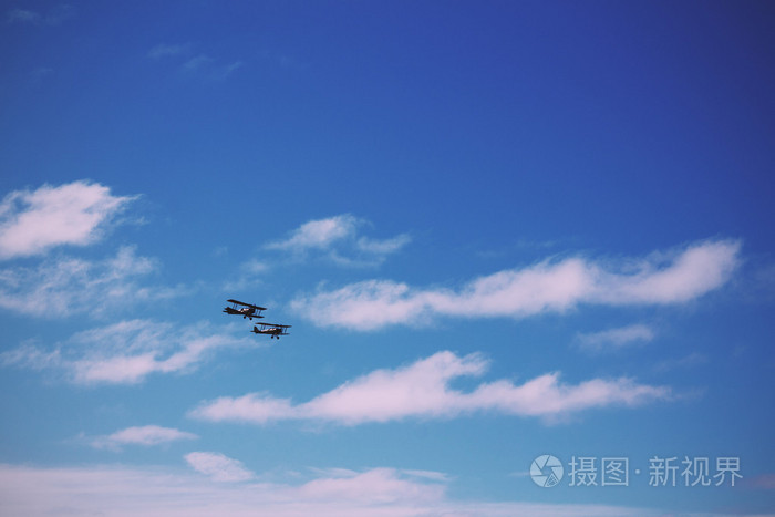 对蓝色天空复古过滤器的双人飞机