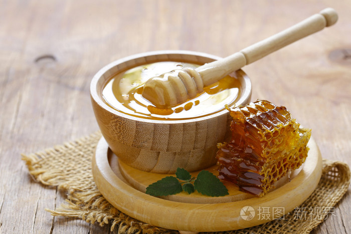 天然有机蜂蜜，蜂窝木制的桌子上