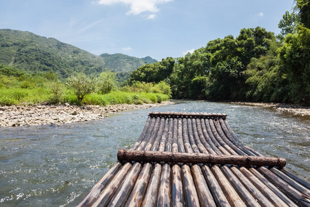 竹排 竹筏身穿泰国传统服饰的女子坐在竹筏上桂林与阳朔之间漓江上的