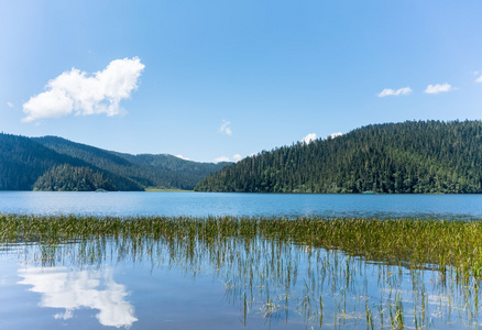 美丽的舒杜湖是一个高山湖图片