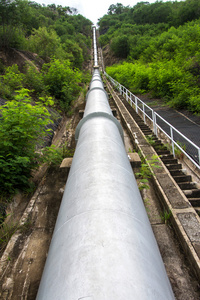 在农村地区的一个山谷发电, 输水管道照片