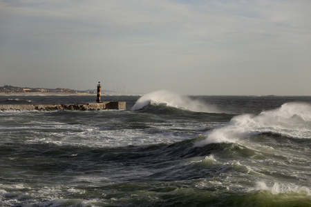 飓风葡萄大西洋的海浪接近葡萄牙海岸照片