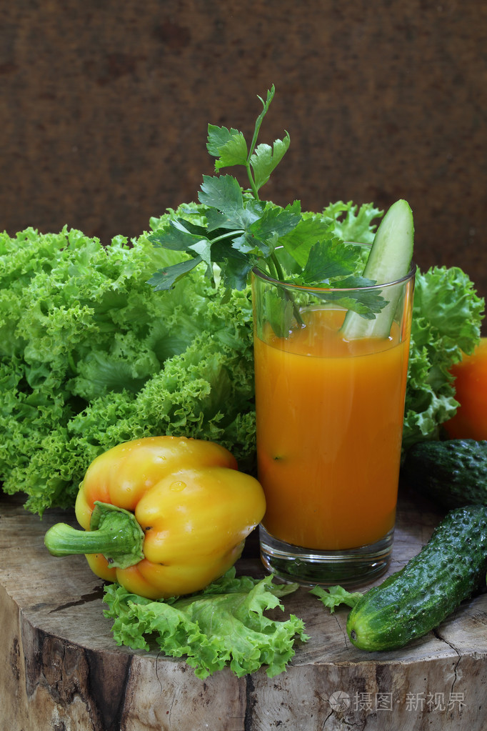 胡萝卜和黄瓜在透明的玻璃杯上木汁ta