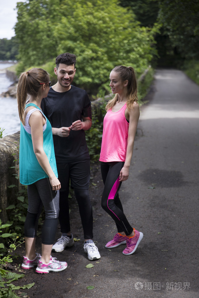 出去跑步站说话的朋友