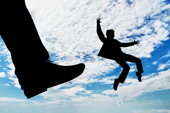 腿使一脚踢中屁股的男人