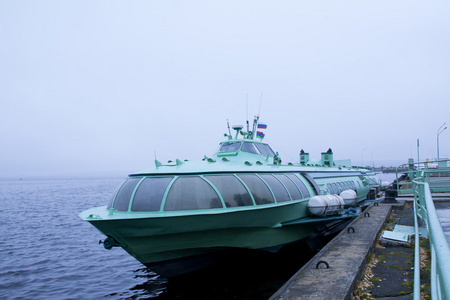 在多雾天气的一岛湖码头上的乘客水翼船, 俄罗斯卡累利阿