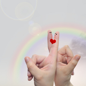 用两个手指的手绘有一颗红色的心照片