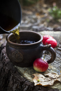 瓢泼热茶杯和存根上的红苹果图片