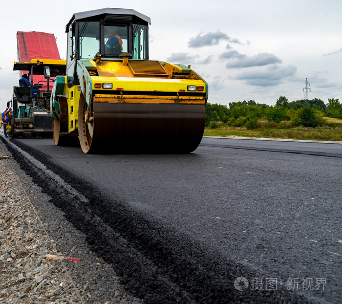 压路机在工地上工作