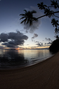 热带岛屿上的平静日落风光图片