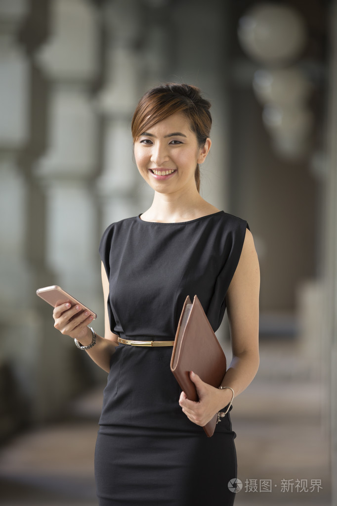 中国女商人使用她的智能手机