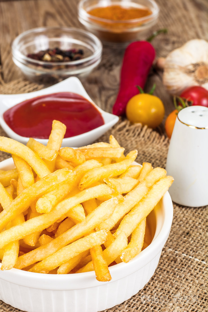 法式炸薯条土豆配番茄酱