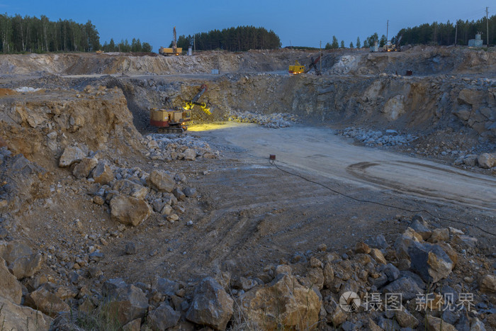 在采石场的石头破碎机采矿业夜景