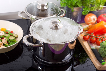 潘的滚烫的热水,意大利面照片