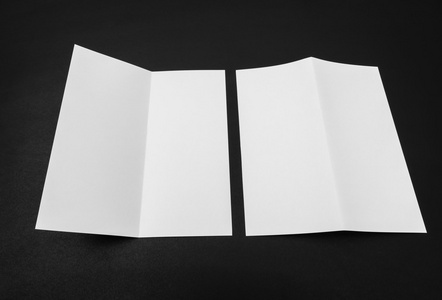 塑钢板双开门白色模板纸上黑色背景照片