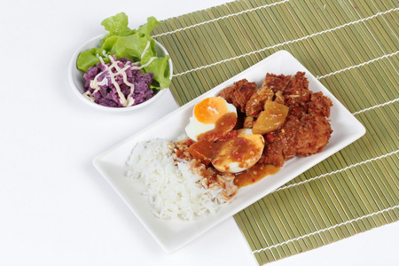 米饭,炸鸡,煮半份鸡蛋,在日本最上面照片