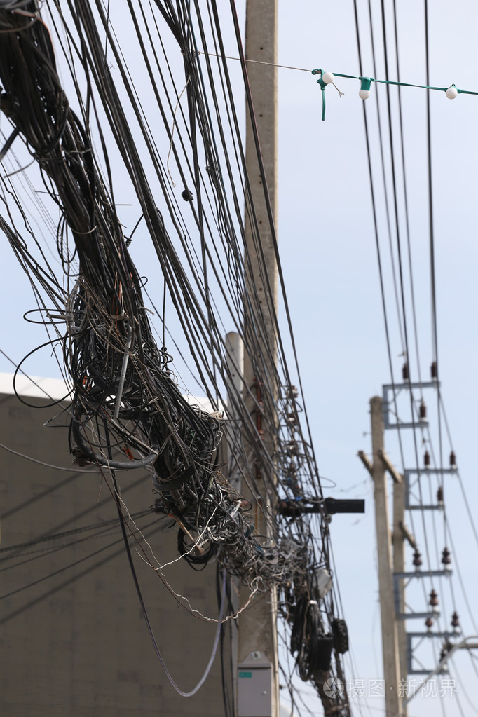 凌乱的电缆电力邮政