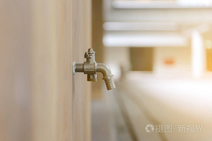 走出木墙上的水龙头