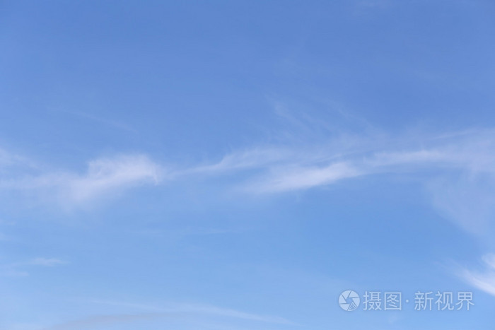 在晴朗的天气白天在蓝蓝的天空云