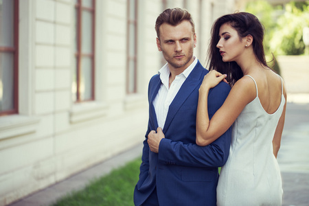 男人穿西装,在浪漫的性感打扮,用花边和大衣的女人照片