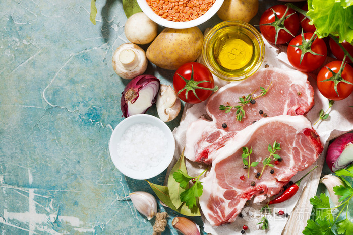 两片猪肉切菜板和生鲜食品顶视图