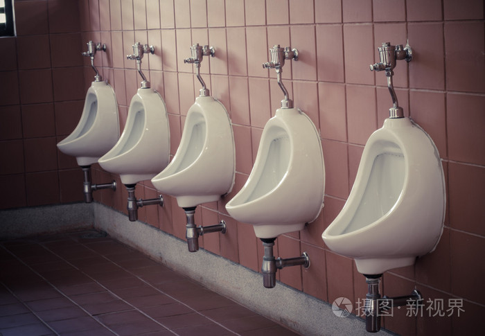 在男人的房间语气老式的许多小便池